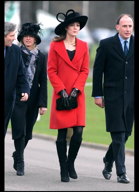 Classique oui, mais pas coincée. Kate Middleton ose le manteau rouge pour se démarquer à son jeune âge.