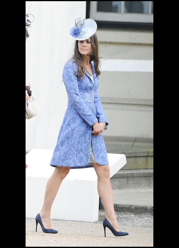 Le bleu, sa couleur de prédilection. Lors de cérémonies officielles, Kate Middleton sort la parfaite panoplie.