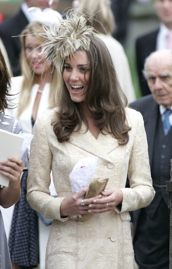 En total look beige, Kate Middleton ajoute une touche de fantaisie avec une coiffe à plumes imposante