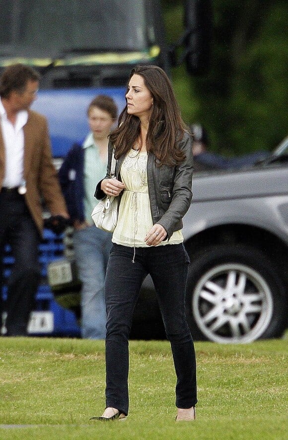 Kate Middleton ne lâche que très rarement sa veste en cuir. Blouse ample, jean noir, escarpins, un parfait look de femme moderne.
