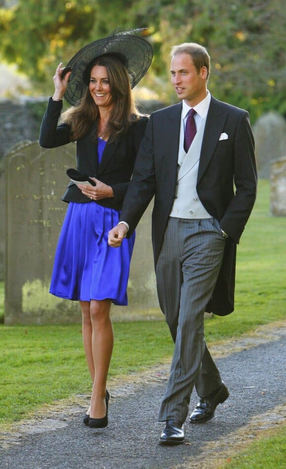 Au bras de son fiancé, Kate Middleton mise sur une valeur sûre : le bleu qui lui fait ressortir ses grands yeux bleus. 