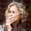 Lauren Hutton s'offre une pause cigarette dans les rues de New York.