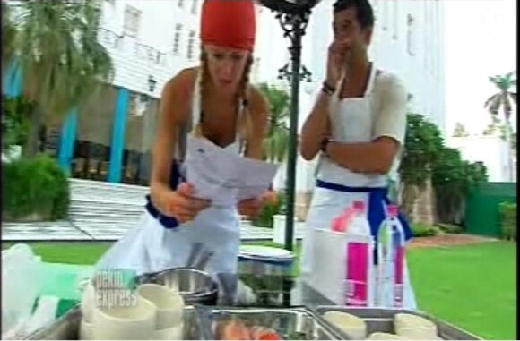 La présentatrice de Top Chef gère la cuisine pendant que son commis... attend les ordres (émission du 20 novembre 2010)