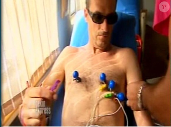 Après un malaise, Emmanuel passe un électrocardiogramme avec le médecin de l'émission (prime du 20 novembre 2010)