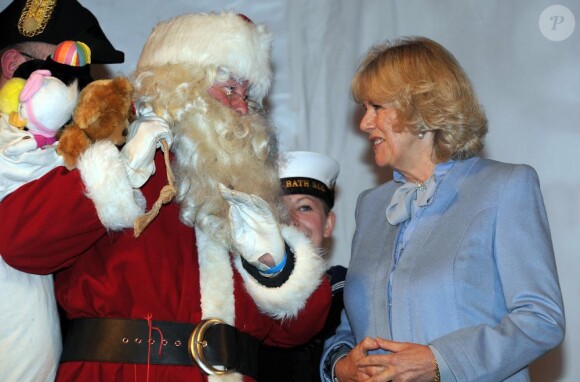 Jeudi 18 novembre 2010, Camilla Parker Bowles procédait à l'inauguration des illuminations de Noël de la ville de Bath. Sa prestation fut... spectaculaire !