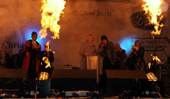 Jeudi 18 novembre 2010, Camilla Parker Bowles procédait à l'inauguration des illuminations de Noël de la ville de Bath. Sa prestation fut... spectaculaire !