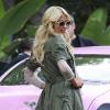 Paris Hilton arrive chez sa soeur Nicky au volant de sa Bentley Rose et suivie d'une camion rose, à Beverly Hills, le 18 novembre 2010