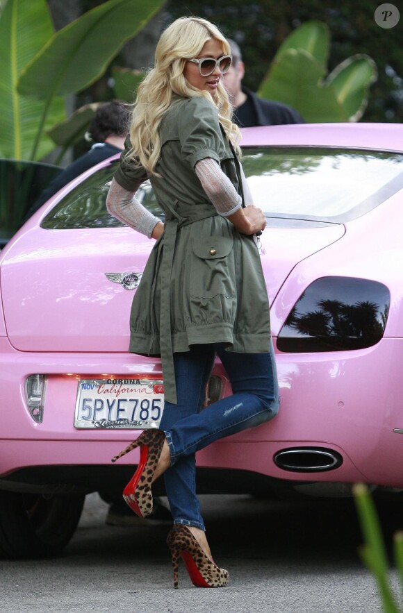 Paris Hilton arrive chez sa soeur Nicky au volant de sa Bentley Rose et suivie d'une camion rose, à Beverly Hills, le 18 novembre 2010