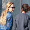 Lindsay Lohan se promène aux abords du centre Rancho Mirage où elle est traitée médicalement sur ordre de justice, vendredi 12 novembre.