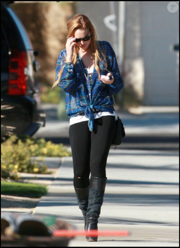 Lindsay Lohan se promène aux abords du centre Rancho Mirage où elle est traitée médicalement sur ordre de justice, vendredi 12 novembre.