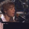 Justin Bieber se produit sur la scène des American Music Awards 2010, dimanche 21 novembre, au Nokia Theatre.