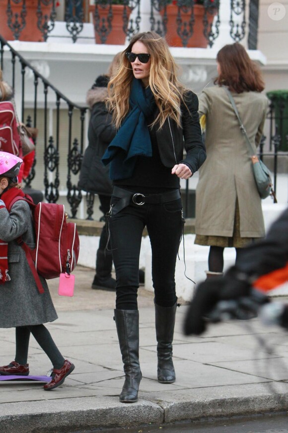 Elle Macpherson dans les rues de Londres le 22 novembre 2010 cultive son look citadin chic