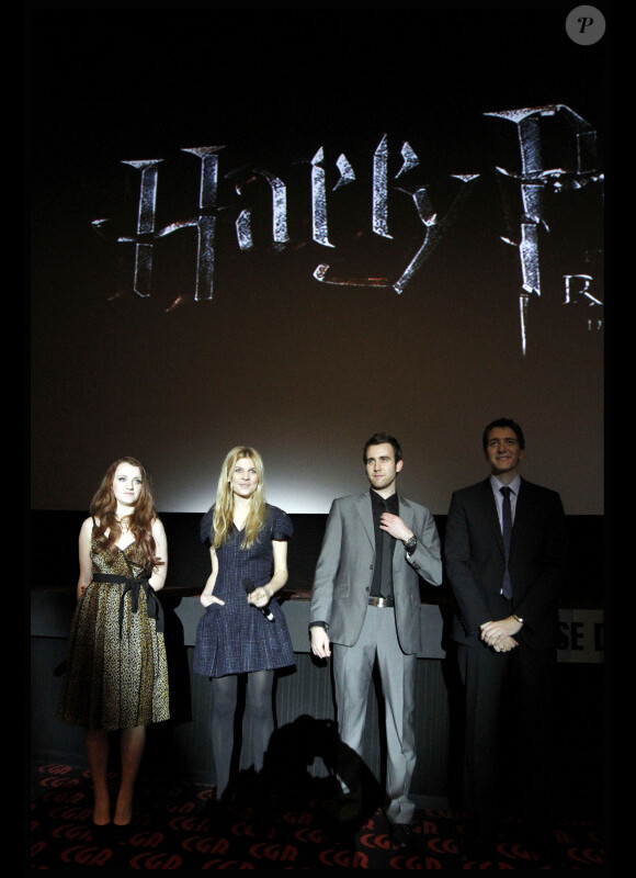 Evanna Lynch, Clémence Poésy, Matthew Lewis et James Phelps lors de l'avant-première à Tours de Harry Potter et les Reliques de la mort - partie 1 à Tours le 22 novembre 2010
