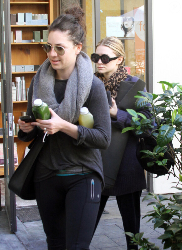Ashley Olsen et une amie sortent d'un cours de yoga à Los Angeles le 22 novembre 2010.
