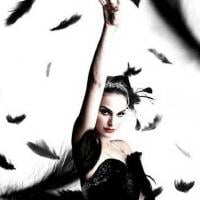 Les belles Natalie Portman et Mila Kunis possédées dans le clip de Black Swan !