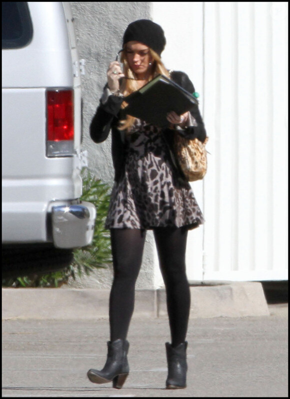 Lindsay Lohan se promène aux abords du centre médical Betty Ford, situé Rancho Mirage, mercredi 24 novembre. Elle y est internée sur décision de justice depuis un mois.