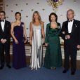 Les princesses Victoria et Madeleine de Suède étaient une fois encore sublimes, mercredi 24 novembre 2010, pour le souper du Riksdag donné par le couple royal. Le prince Daniel, époux de Victoria, servait de cavalier pour deux !