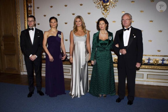 Les princesses Victoria et Madeleine de Suède étaient une fois encore sublimes, mercredi 24 novembre 2010, pour le souper du Riksdag donné par le couple royal. Le prince Daniel, époux de Victoria, servait de cavalier pour deux !