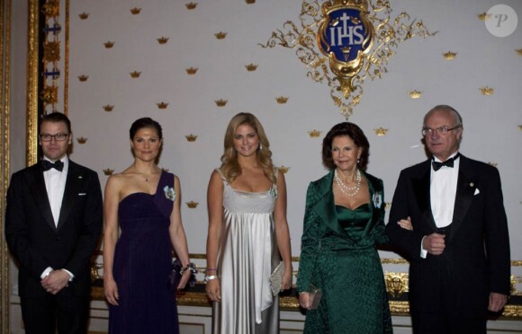 Les princesses Victoria et Madeleine de Suède étaient une fois encore sublimes, mercredi 24 novembre 2010, pour le souper du Riksdag donné par le couple royal. Le prince Daniel, époux de Victoria, servait de cavalier pour deux !