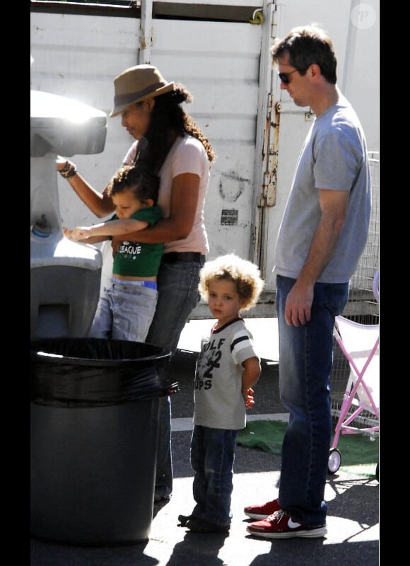 Garcelle Beauvais et son époux Mike Nilon - en instance de divorce - avec leurs enfants Jaid et Jax, à Los Angeles. Novembre 2010