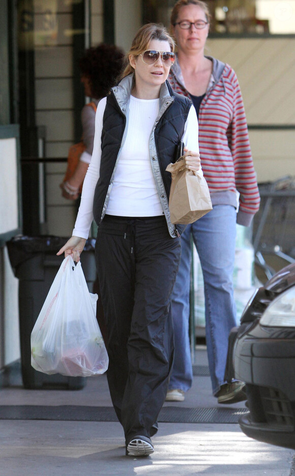 Ellen Pompeo fait quelques courses dans une épicerie durant le Black Friday, jour qui suit Thanksgiving, à Los Angeles le 26 novembre 2010