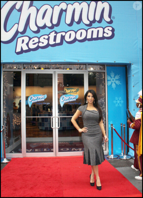 Kim Kardashian inaugure les toilettes publiques Charmin Restrooms, à Time Square, le 23 novembre 2010.