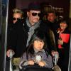 Johnny Hallyday et son épouse Laeticia sont de retour à Paris. Ils rentrent de Los Angeles, avec Jade, Joy et Mamy Rock. 27/11/2010
