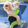 Goldie Hawn porte sur son dos son petit-fils, Ryder, dont la mère est Kate Hudson, à Los Angeles le 12 novembre 2010