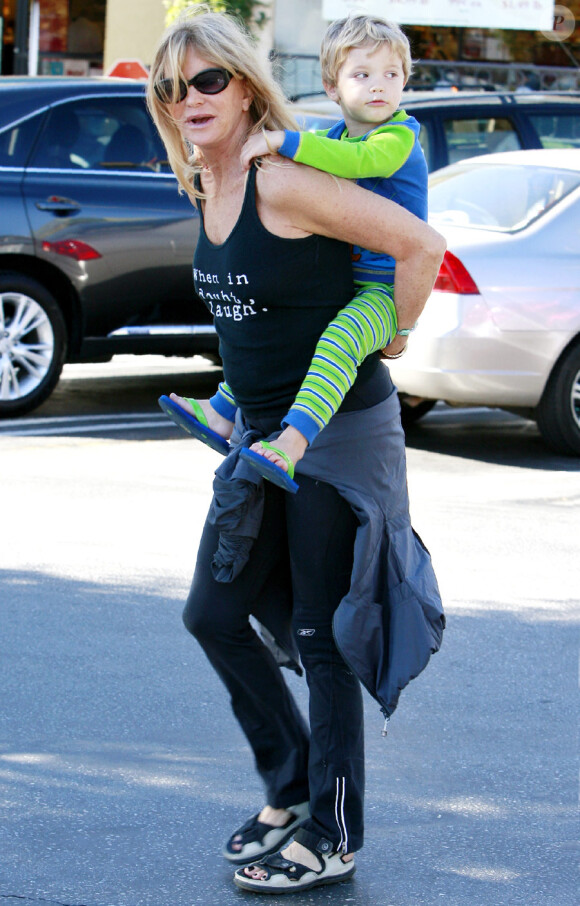 Goldie Hawn porte sur son dos son petit-fils, Ryder, dont la mère est Kate Hudson, à Los Angeles le 12 novembre 2010