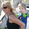 Goldie Hawn porte sur son dos son petit-fils, Ryder, dont la mère est Kate Hudson, à Los Angeles le 12 novembre 2010