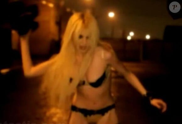 Des images du clip des Pretty Reckless intitulé Make me wanna die, dans sa version intégrale non censurée.