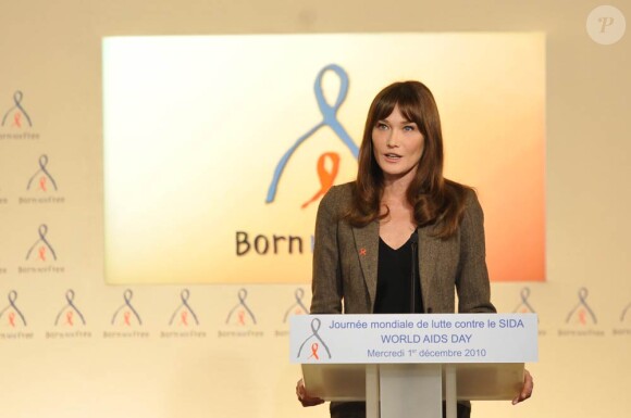 Carla Bruni rencontre des représentants de grandes organisations engagées dans la lutte contre le Sida, le 1er décembre 2010, à l'hôtel Marigny, à Paris.