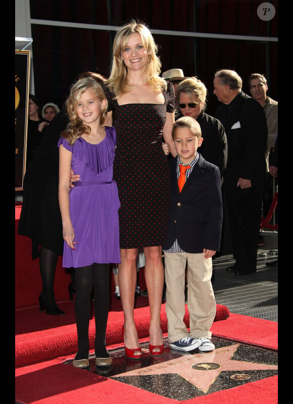 Reese Witherspoon, posant avec ses enfants Ava et Deacon, a reçu son étoile sur le Hollywood Boulevard le 1er décembre 2010