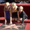 Reese Witherspoon, posant avec ses enfants Ava et Deacon, a reçu son étoile sur le Hollywood Boulevard le 1er décembre 2010