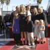Reese Witherspoon, accompagnée de sa famille, a reçu son étoile sur le Hollywood Boulevard le 1er décembre 2010