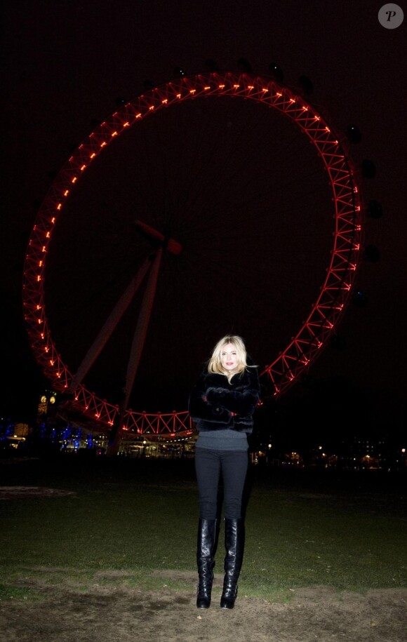 Sienna Miller à Londres devant le London Eye pour célébrer la journée mondiale de lutte contre le sida; Le 1er décembre