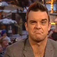 Robbie Williams baisse son pantalon en pleine émission, sa femme doit apprécier!