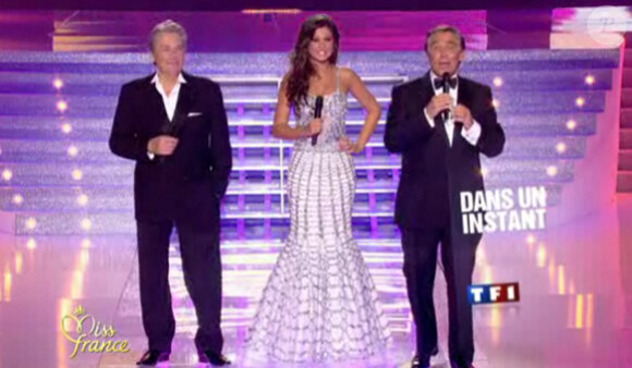 Jean-Pierre Foucault est entouré de Malika Ménard et d'Alain Delon pour annoncer l'élection de Miss France 2011 après le JT de Claire Chazal.