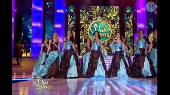 Les douze Miss qualifiées pour les demi-finales défilent en robes de soirée.