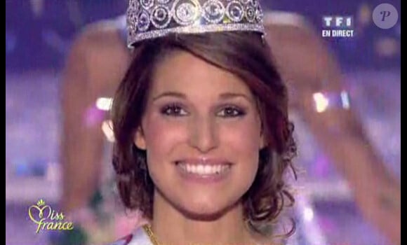 Laury Thilleman est élue Miss France 2011, sous les acclamations du public du Zénith de Caen.