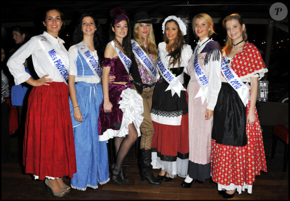 Geneviève de Fontenay a organisé une réception en compagnie de ses 25 Miss Nationale, habillées en tenues traditionnelles de leurs régions, sur un bâteau-mouche écolo, vendredi 3 décembre 2010, à Paris.