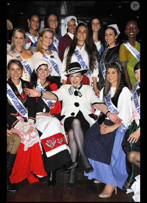 Geneviève de Fontenay a organisé une réception en compagnie de ses 25 Miss Nationale, habillées en tenues traditionnelles de leurs régions, sur un bâteau-mouche écolo, vendredi 3 décembre 2010, à Paris.