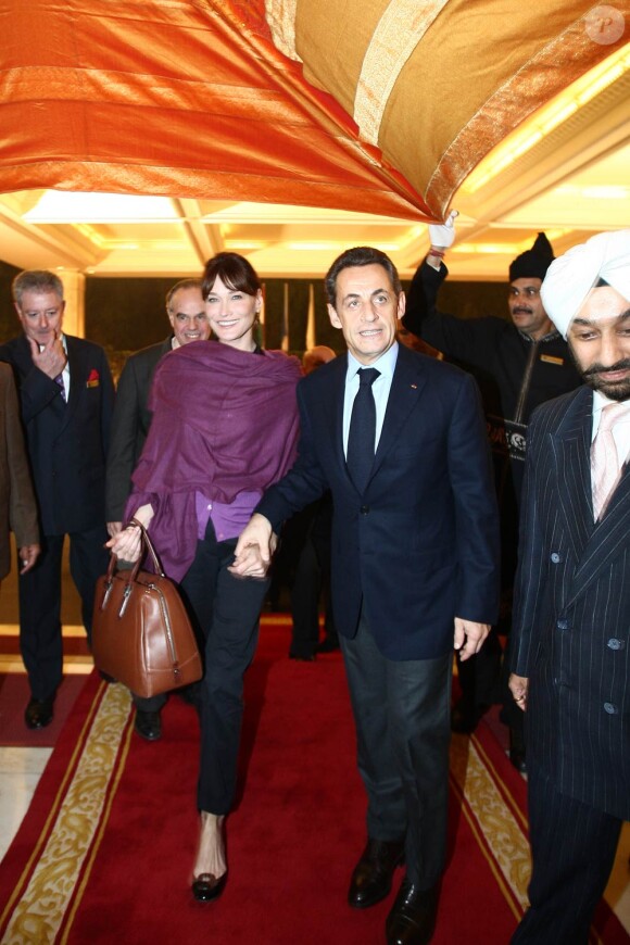 Carla Bruni et Nicolas Sarkozy après une parenthèse romantique notamment consacrée au Taj Mahal privatisé pour eux, arrivent à New Delhi. Le 5 décembre 2010