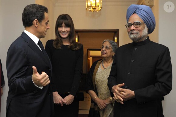 Carla Bruni et Nicolas Sarkozy sont reçus par le Premier ministre indien, Manmohan Singh et son épouse. New Delhi, le 5 décembre