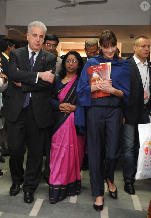 Carla Bruni a visité un hôpital de New Delhi, le 6 décembre 2010.