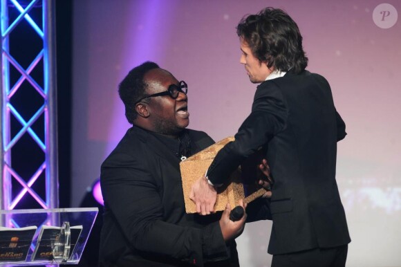 Magloire est venu récupérer son prix de L'animateur télé qui porte mal son nom, lors de la cérémonie des Gérard de la Télévision, lundi 6 décembre au Théâtre Michel, à Paris.