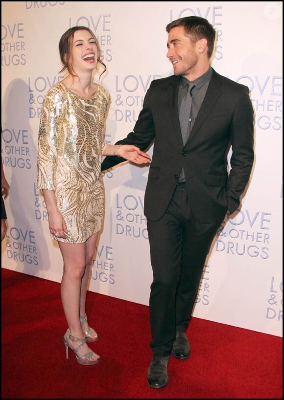 La ravissante Anne Hathaway et le séduisant Jake Gyllenhaal, lors de l'avant-première australienne de Love et autres drogues, à Sydney, le 6 décembre 2010.
