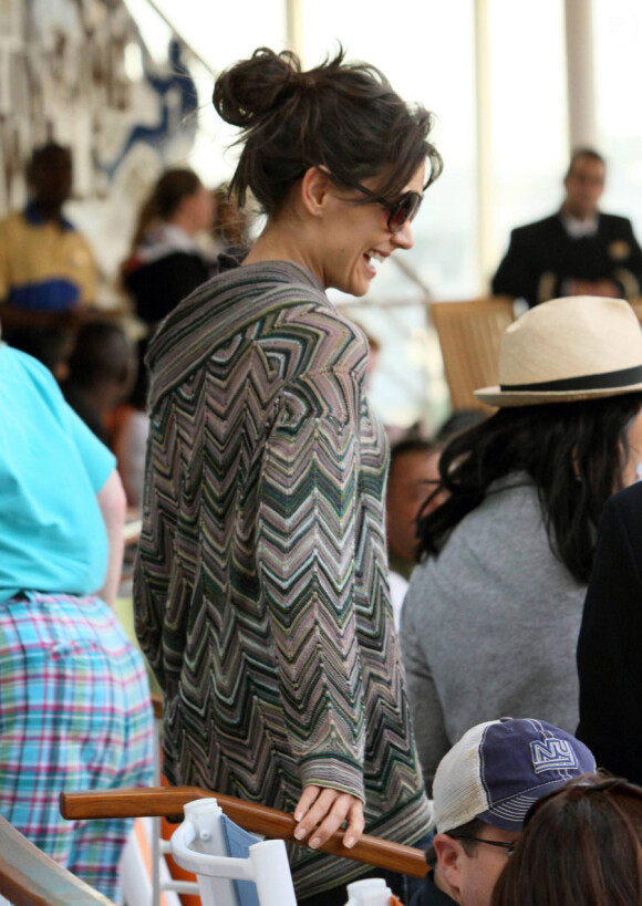 Katie Holmes sur le tournage de Jack and Jill sur le bateau de croisière de luxe en Floride en novembre 2010