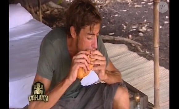 A pleine bouche, Claude déguste son sandwich au camembert.