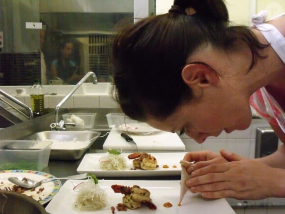 Virginie très concentrée lors de l'épreuve culinaire dans le lycée Renaissance sur l'île de la Réunion en novembre 2010